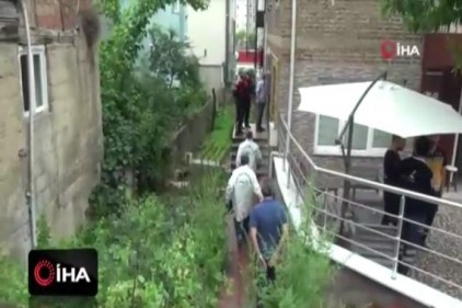 Psikolojik sorunlu evlat annesini doğradı