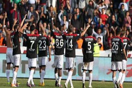 Rakip filelere gönderdiği 12 gole karşın kalesinde ise 14 gol gördü