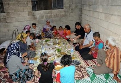 Ramazan ayı boyunca fakir aileleri ziyaret edecek