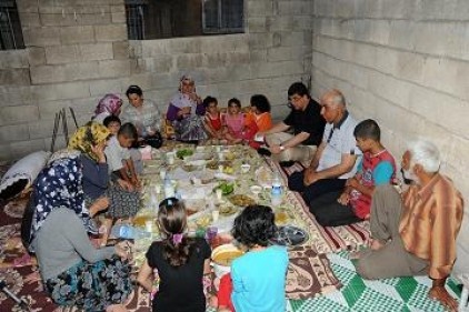 Ramazan ayı boyunca fakir aileleri ziyaret edecek 