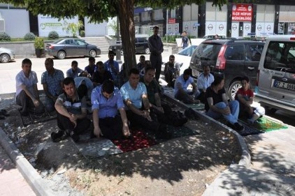 Ramazan ayının ilk cuma namazında Gaziantep&#8217;teki camiler doldu. 