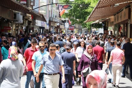 Ramazan Bayramı dolayısıyla çarşı ve pazarlarda alışveriş yoğunluğu yaşandı