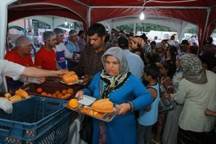 Ramazan boyunca 100 bin kişiye iftar verdi