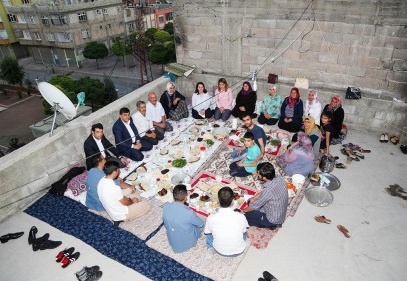 Ramazan’da aile ziyaretlerini sürdürüyor