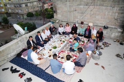 Ramazan’da aile ziyaretlerini sürdürüyor
