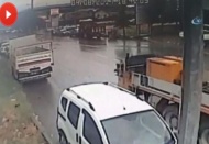 Rampa aşağı geri kaçan kamyon, park halindeki araca çarptı