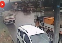 Rampa aşağı geri kaçan kamyon, park halindeki araca çarptı