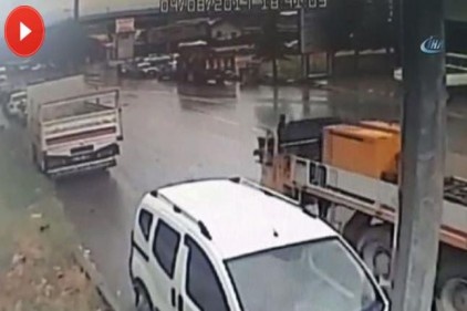 Rampa aşağı geri kaçan kamyon, park halindeki araca çarptı