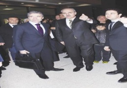 Rasmussen özel uçakla geldi
