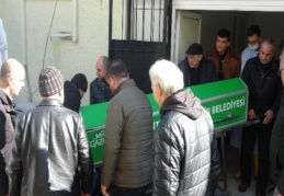 Refüje çarpan otomobilin sürücüsü öldü