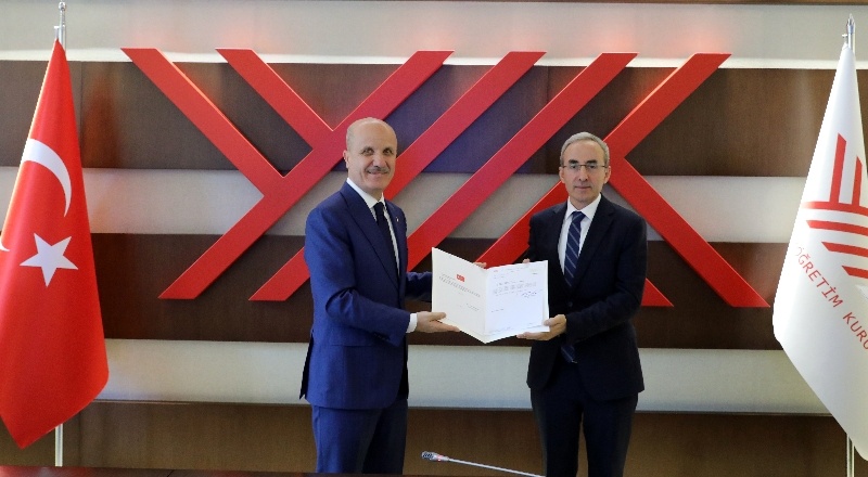 Rektör Demir mazbatasını aldı