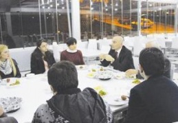 Rektör Yılmaz öğrencilerle akşam yemeğinde biraraya geldi