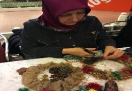 Renkli kapı süsleri yaptılar