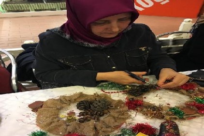 Renkli kapı süsleri yaptılar