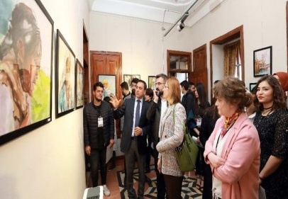 Resam, algıladığı şekli soyut veya somut bir yaklaşımla yansıtan kişidir