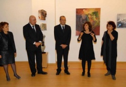 Resim ve seramik sergisi açtı