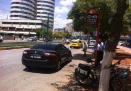 Resmi plaka olunca otobüs durağına bile parkeder