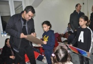 Ressam Güneştekin, köy çocukları ile resim yaptı