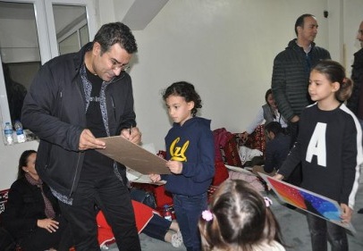 Ressam Güneştekin, köy çocukları ile resim yaptı