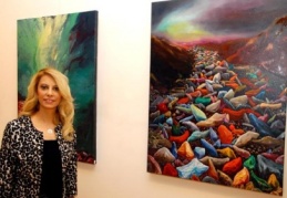 Ressam Siret Uyanık, resimlerini segiliyor