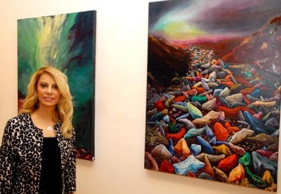 Ressam Siret Uyanık, resimlerini segiliyor