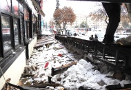 Restoran çatısının çöktü, iki kişi son anda kurtuldu