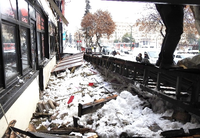 Restoran çatısının çöktü, iki kişi son anda kurtuldu