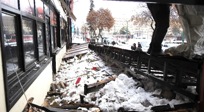 Restoran çatısının çöktü, iki kişi son anda kurtuldu