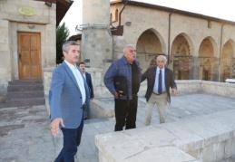 Restorasyon çalışmalarını inceledi