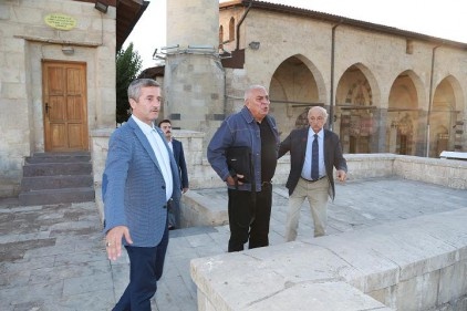 Restorasyon çalışmalarını inceledi
