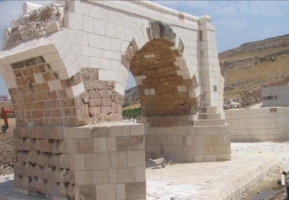 Restorasyon projesinde var olan taşlar yerine başka taşlar konulmuş