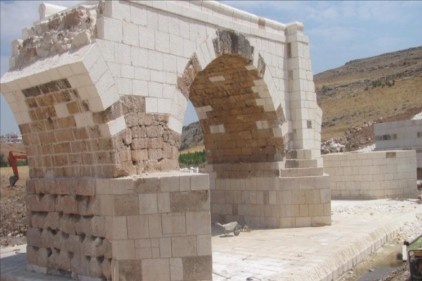 Restorasyon projesinde var olan taşlar yerine başka taşlar konulmuş