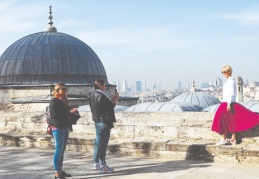 Reuters'tan kapanma eleştirisi: Türkiye, yurttaşlarını eve kapatırken yabancı turistleri ağırlıyor