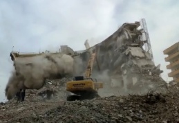 Riskli binaların kontrollü yıkımı sürüyor