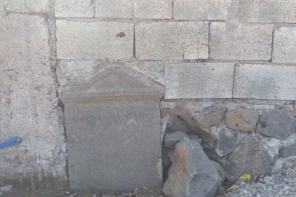 Roma dönemine ait tarihi mezar taşı bulundu