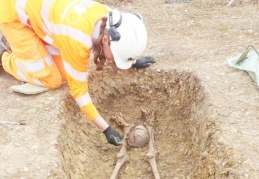Roma mezarlığında kafası kesilmiş onlarca iskelet bulundu
