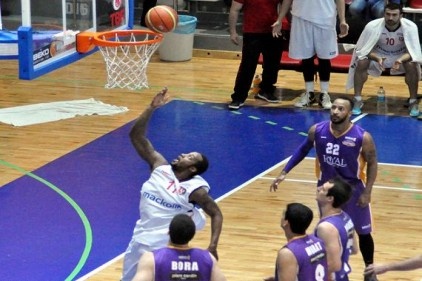 Royal Halı deplasmanda galip geldi 64-74