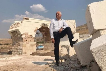 Rstorasyon çalışmalarına başlanan tarihi köprüde inceleme yaptı