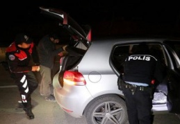 Ruhsatsız tabancalar ve çalıntı motosikletler ele geçirildi