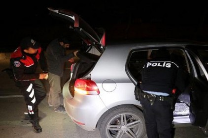 Ruhsatsız tabancalar ve çalıntı motosikletler ele geçirildi
