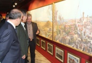 Rus ressam, yağlı boya, pano ve rölyeflerini sergiliyor