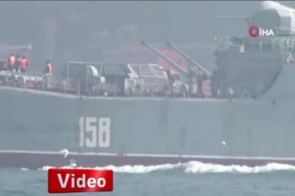Rus savaş gemileri peş peşe İstanbul Boğazı&#039;ndan geçti