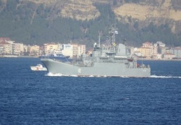 Rus savaş gemisi, 2 Türk sahil güvenlik botu refakatinde Çanakkale Boğazı'ndan geçti