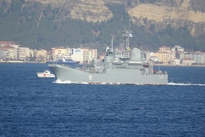 Rus savaş gemisi, 2 Türk sahil güvenlik botu refakatinde Çanakkale Boğazı&#039;ndan geçti