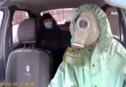 Rus taksi şoförlerinden korona virüsüne karşı maskeli önlem