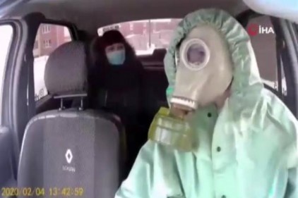 Rus taksi şoförlerinden korona virüsüne karşı maskeli önlem