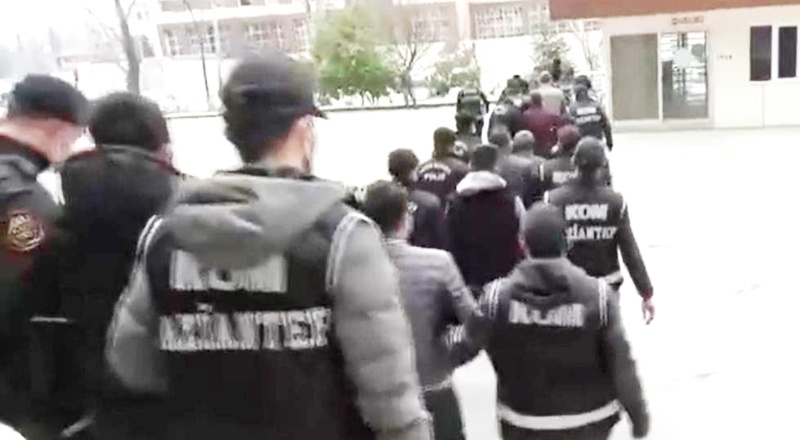 Rüşvetçi tapu memurunun cebinden deste deste para çıktı