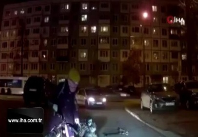 Rusya'da çocuğunu bisikletine bağlayan anne tepki çekti