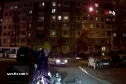 Rusya&#039;da çocuğunu bisikletine bağlayan anne tepki çekti