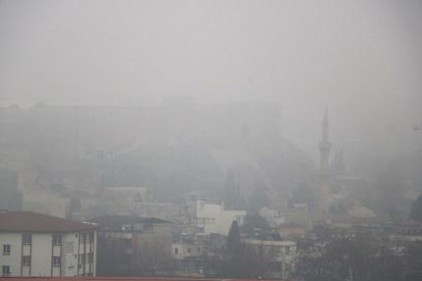 Sabah saatlerinde etkili olan yoğun sis hayatı olumsuz etkiledi